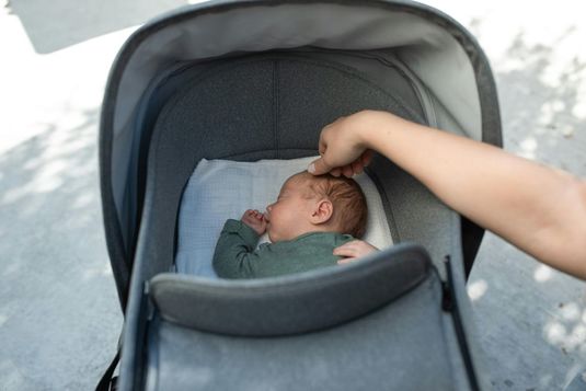 Wózki dziecięce – jak wybrać model dopasowany do stylu życia rodziców